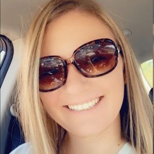 Meet your Posher, Laura